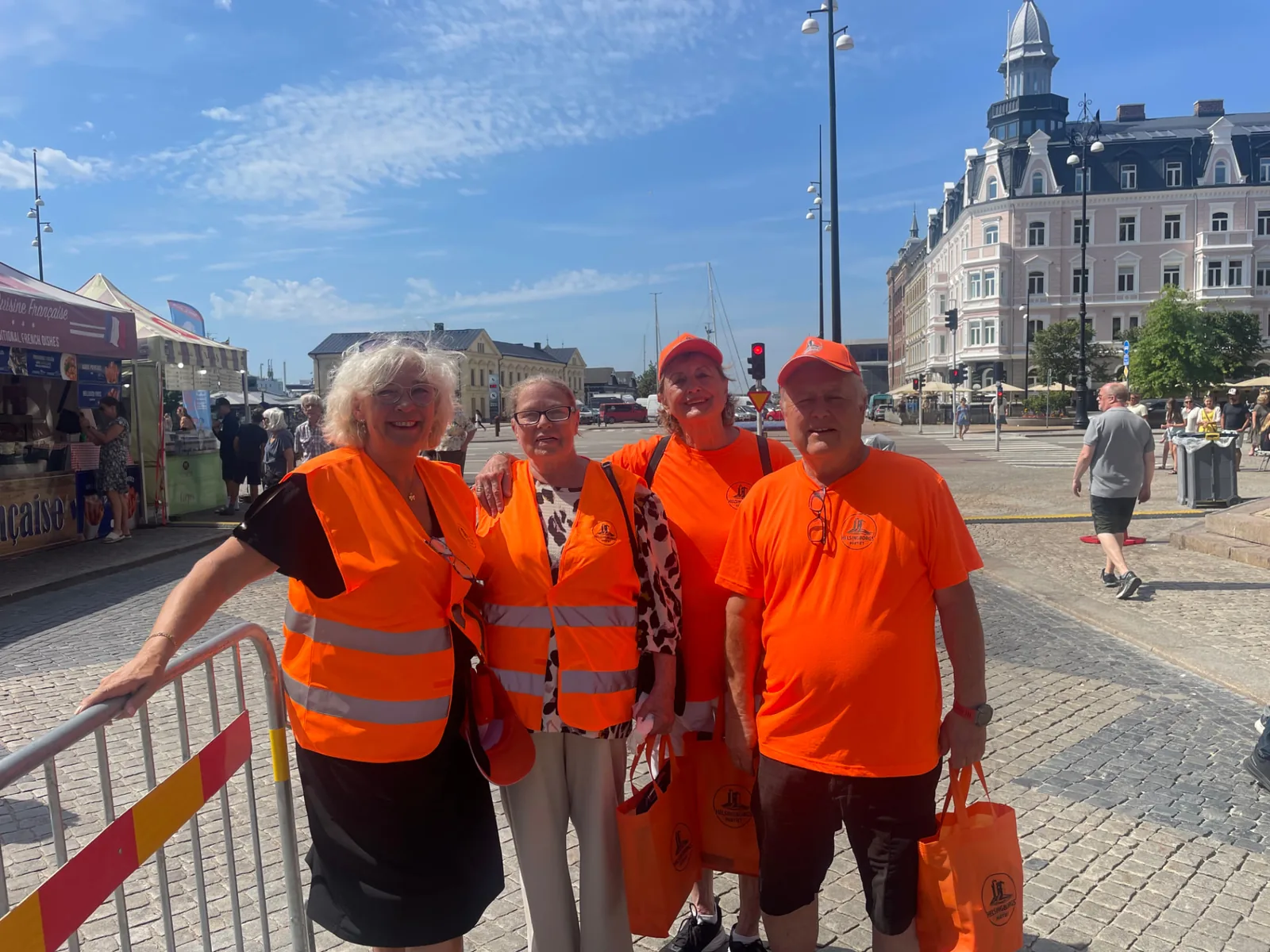 Fyra representanter för Helsingborgspartiet under en kampanjaktivitet i centrala Helsingborg.